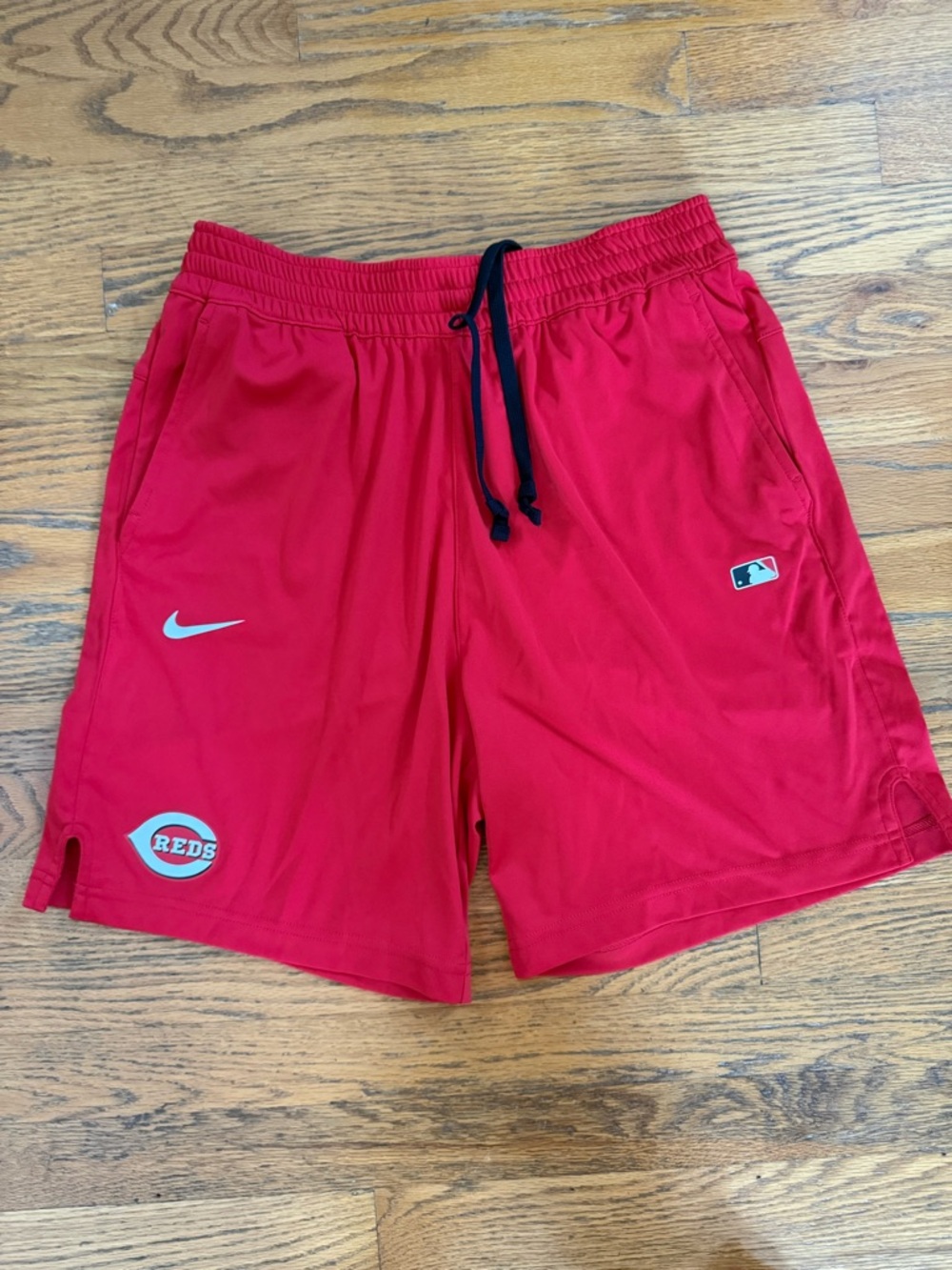 Nike Women’s Red Cincinnati Reds Performance Shorts - Picture 3 of 6